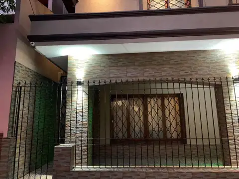 Oportunidad VENTA Casa 5 Ambientes 4 dormitorios 2 baños 228 M2  Cochera