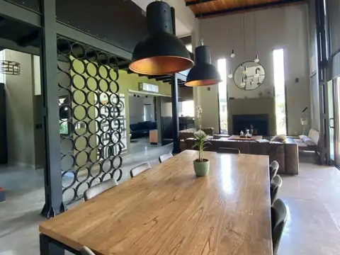 Casa en Alquiler Temporal con 3 cocheras