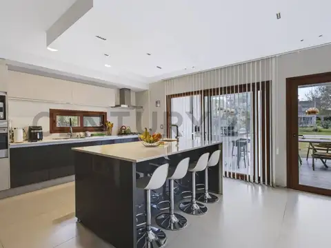 Casa en Venta con 3 cocheras