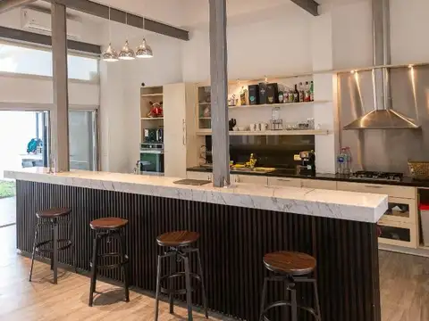 Casa en Alquiler con 2 cocheras