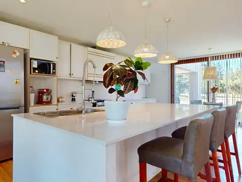 CASA EN VENTA CAMPO DE ROCA 1 CON 5 DORMITORIOS