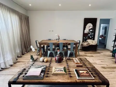 Casa en Venta con 3 cocheras