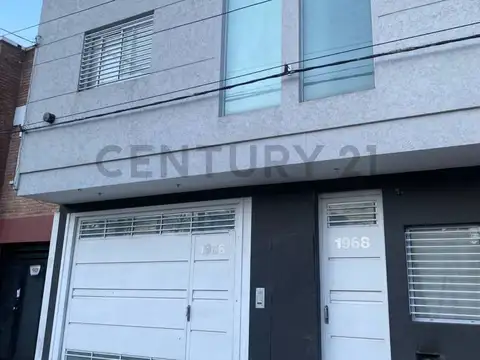 30 entre 72bis y 73. PH dos ambientes con cochera, patio y parrilla.