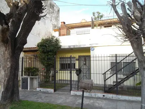 VENTA DE CASA MULTIFAMILIAR DE TRES AMB.