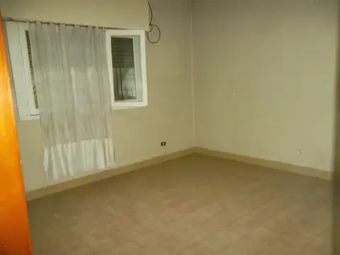 VENTA DE CASA MULTIFAMILIAR DE TRES AMB.