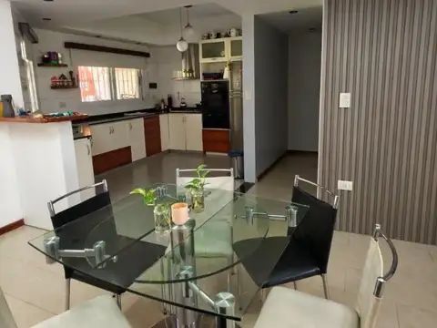 Venta Casa Familiar con Pileta + Amplio Lote/ Monte Grande