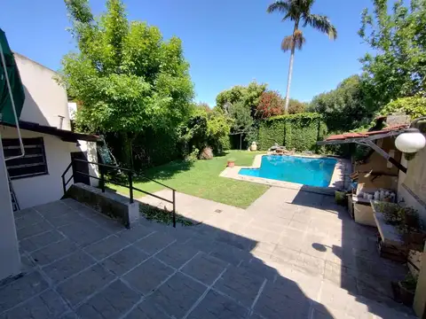 CASA DE ESTILO EN OLIVOS. 5 AMBIENTES Y PILETA