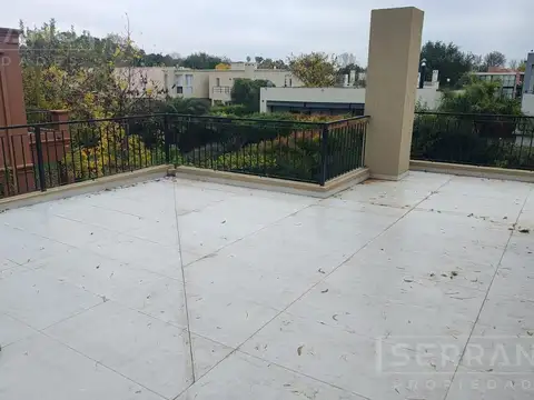 Casa en Alquiler con 3 cocheras