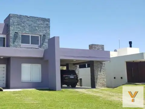 Casa en venta - 4 Dormitorios 4 Baños - Cochera - 230Mts2 - Pinamar