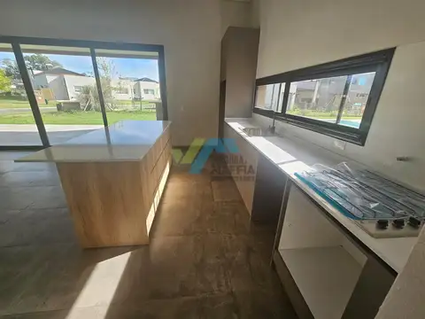 Casa 5 ambientes con 3 baños