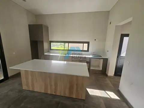 Casa en Alquiler con 3 cocheras