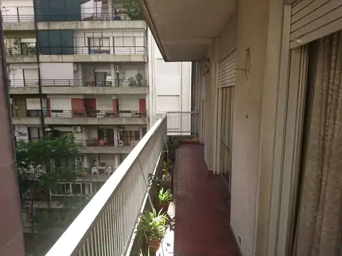 CORDOBA ESQ. PTE ROCA: DEPARTAMENTO EXTERNO CON BALCON CORRIDO FRENTE A PLAZA PRINGLES.