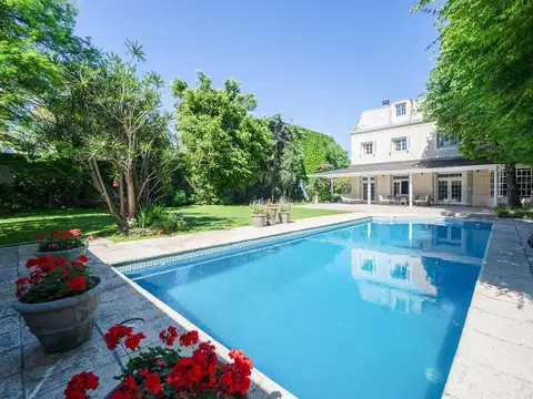 Exclusiva Casa de estilo Francés en Belgrano Chico con Jardín, Pileta y Quincho