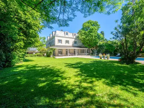 Exclusiva Casa de estilo Francés en Belgrano Chico con Jardín, Pileta y Quincho
