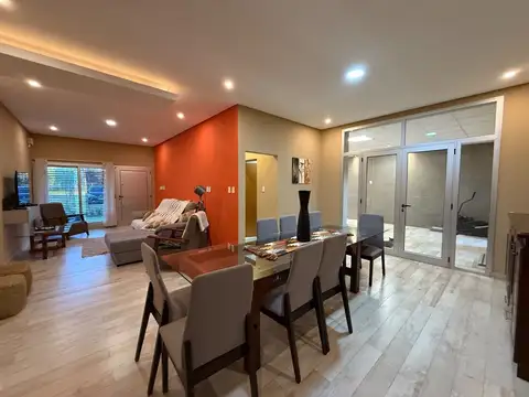 Casa 7 ambientes con 4 baños
