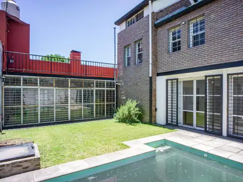 EN VENTA - CASA TRES DORMITORIOS CON JARDIN, PILETA Y COCHERA - FISHERTON, ROSARIO