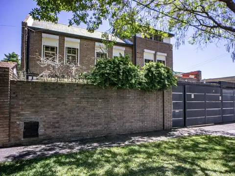 EN VENTA - CASA TRES DORMITORIOS CON JARDIN, PILETA Y COCHERA - FISHERTON, ROSARIO