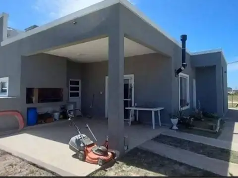 Casa en esquina, parque y pileta, Domselaar Chico