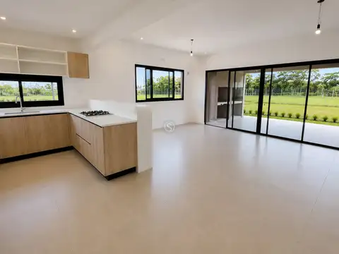 Casa en Venta con 3 cocheras