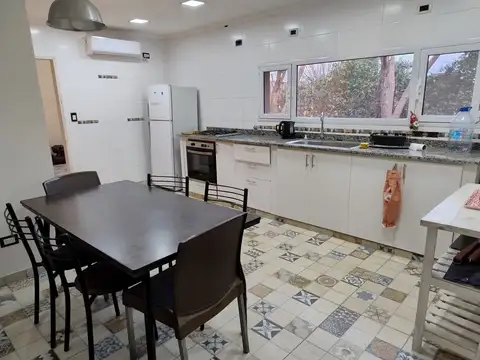 Casa en Venta con 4 cocheras