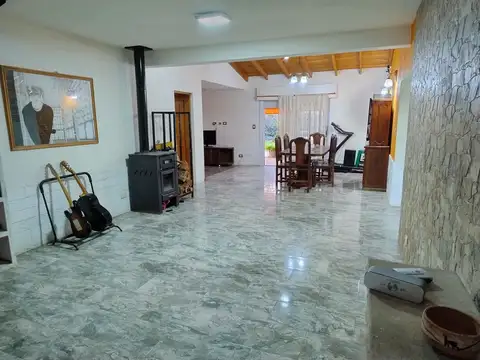 Casa 5 ambientes con 2 baños