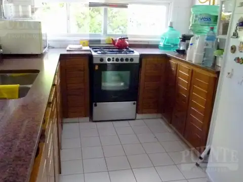 Casa 6 ambientes con 2 baños
