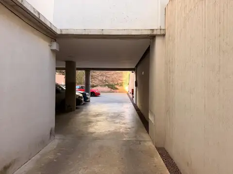 Cochera CUBIERTA Nº 2 con expensas incluidas.-