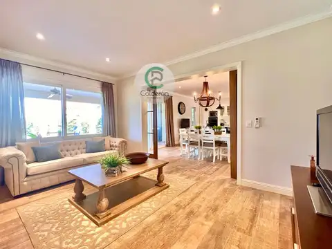 Casa en Venta con 2 cocheras