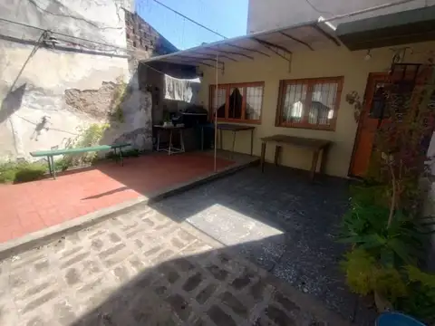 CASA EN LOTE PROPIO EN ESQUINA CON TRES DORMITORIOS, ALTILLO Y COCHERA, Madariaga 6400 - Villa...