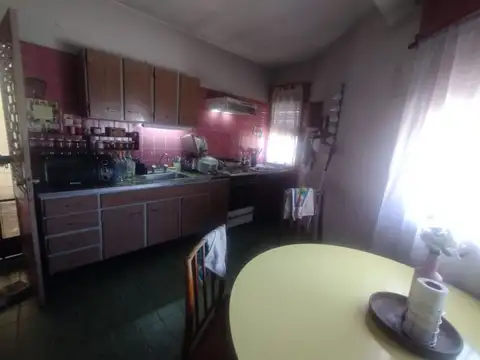 CASA EN LOTE PROPIO EN ESQUINA CON TRES DORMITORIOS, ALTILLO Y COCHERA, Madariaga 6400 - Villa...