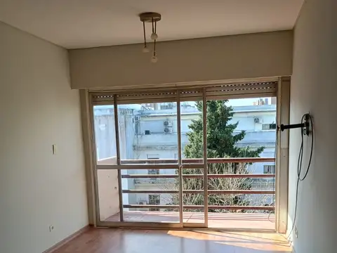 Departamento en alquiler Calle 8 e/ 56 y 57 living-comedor c/Balcón 1 dormitorio c/placar, cocina, lav, baño, grande luminoso