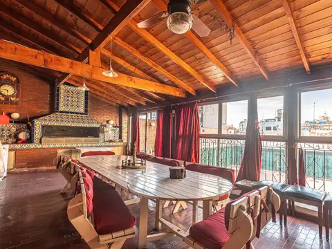 Venta PH de 4 ambientes en San Cristobal, con quincho, parrilla y terraza.