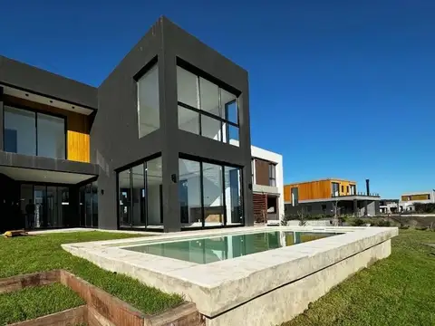 Casa 5 ambientes con 3 baños