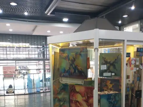 EXCELENTE GONDOLA  TODO VIDRIERA