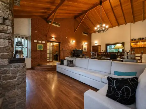 Casa 6 ambientes con 4 baños