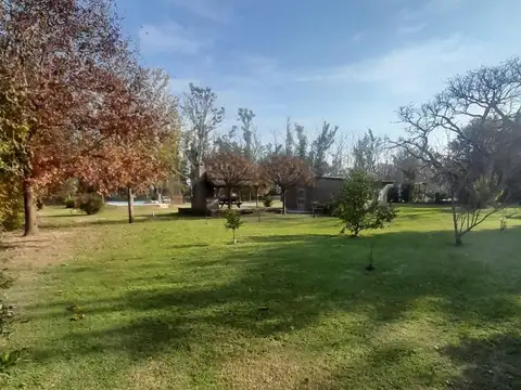 Casa con amplisimo terreno + pileta
