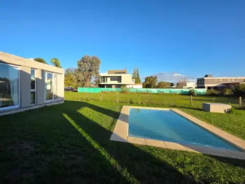 Casa 4 ambientes con 3 baños
