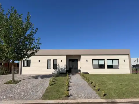 Casa en Venta en Haras Santa María, Escobar – 3 Dormitorios, Piscina, Galería y Parrilla