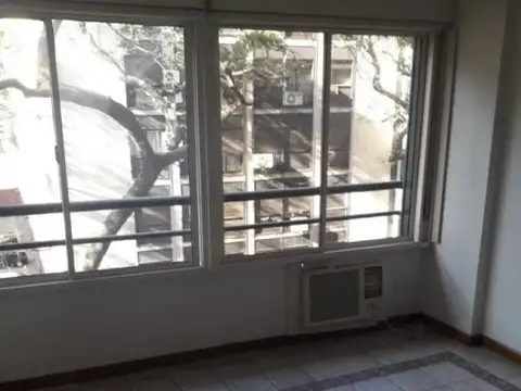 Se vende un departamento de 2 ambientes al frente - Barrio Norte