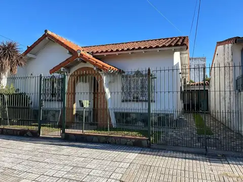 Venta casa 4 ambientes, parque y cochera en Bernal