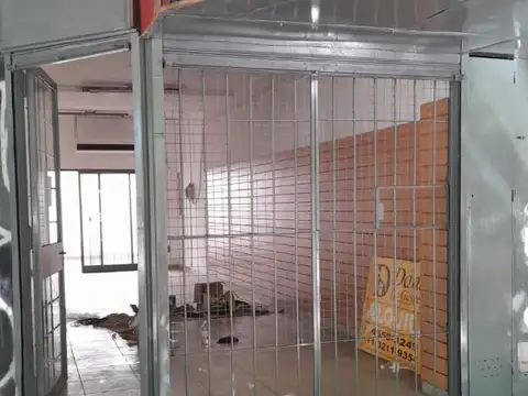 EXCELENTE LOCAL FRENTE PLAZA RAMOS NORTE