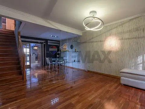 VENTA TRIPLEX PILETA, PARRILLA Y 3 GARAGES ALMAGRO