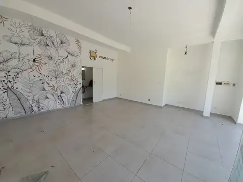 EXCELENTE OFICINA/LOCAL SOBRE CALLE IMPORTANTE EN CENTRO COMERCIAL 