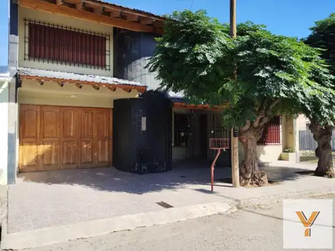 Casa en venta - 4 Dormitorios 2 Baños - Cochera - 240Mts2 - Tunuyán