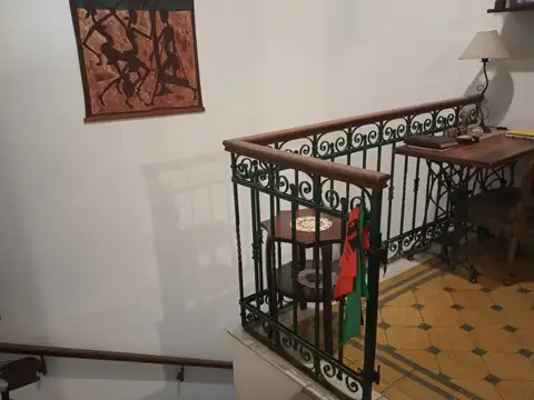 IMPORTANTE CASA ANTIGUA CERCA TRIBUNALES, IDEAL ESTUDIO/OFICINAS