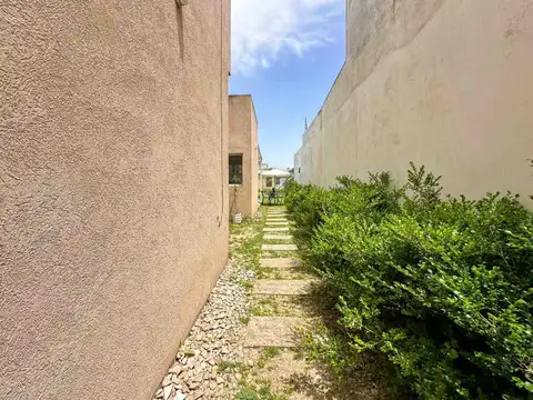 CASA 2 DORMITORIOS EN VENTA PARQUE SICARDI + PATIO