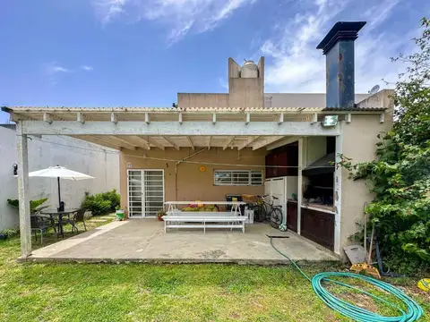 CASA 2 DORMITORIOS EN VENTA PARQUE SICARDI + PATIO