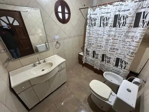 Casa 5 ambientes con 3 baños
