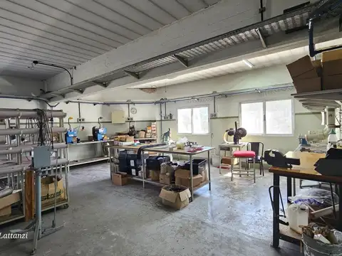 Venta Galpón 530 m2 en Caseros, 2 plantas