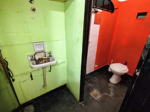 Venta  Local en esquina con vivienda y terreno en Morón. Acepta menor valor